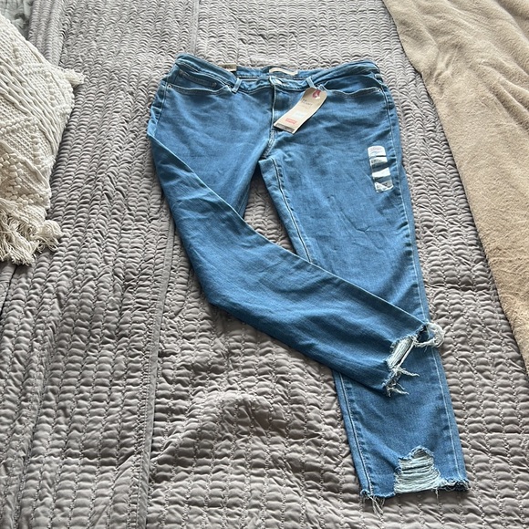 Levi’s 711 Skinny Medium Wash Stretchy Jean with Raw Hem in Women’s Size 16 - Picture 4 of 8